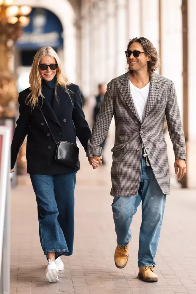 Gwyneth Paltrow and Brad Falchuk strolling in the streets of Paris