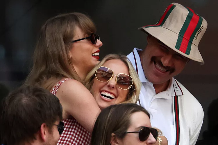 Taylor Swift hugging Brittany Mahomes at the US Open