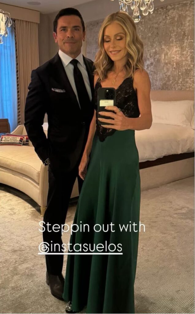 Kelly Ripa and Mark Consuelos pose for a mirror selfie on Instagram 