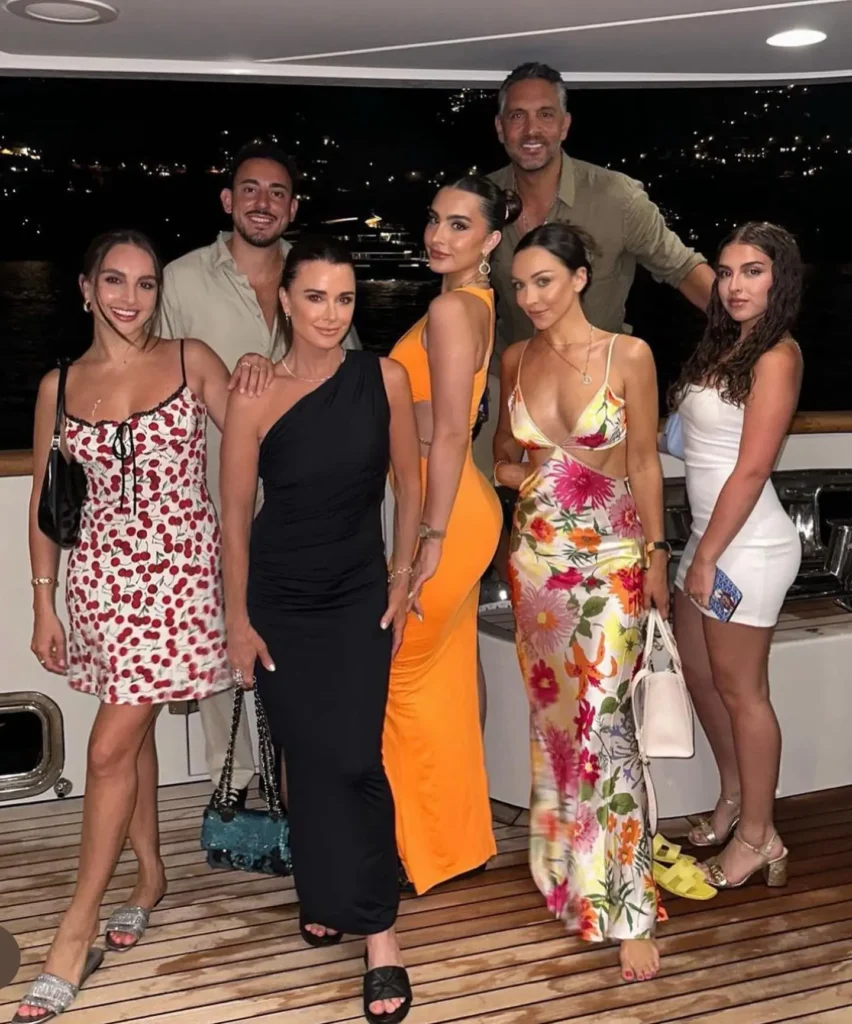 Kyle Richards and Mauricio Umansky with their daughters