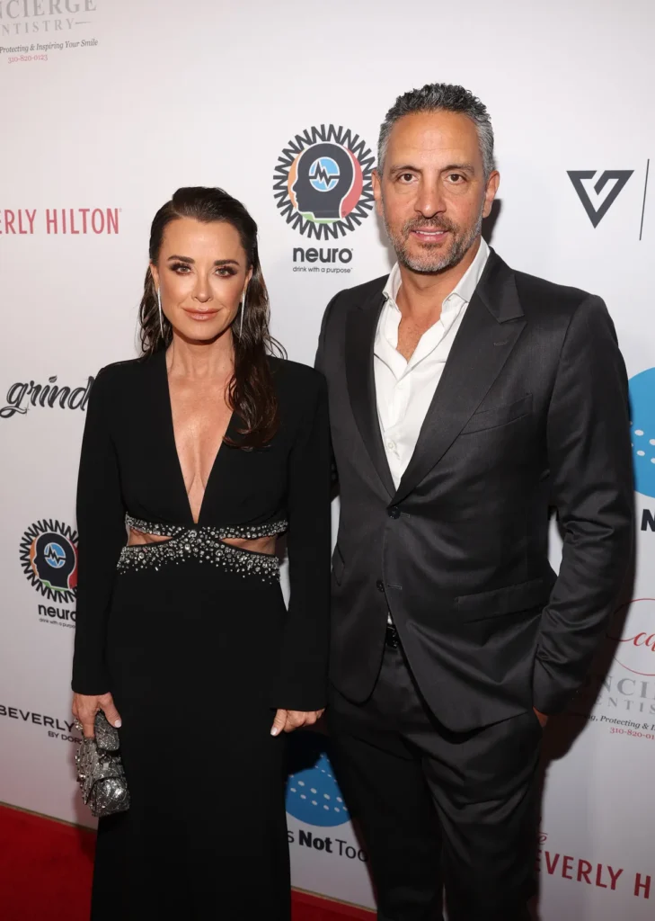 Kyle Richards and Mauricio Umansky on the red carpet of an event