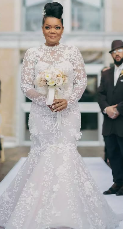 Yvette Nicole Brown walking down the aisle