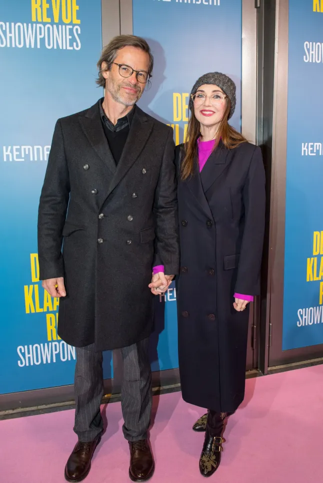 Guy Pearce and Carice Van Houten on the red carpet of an event