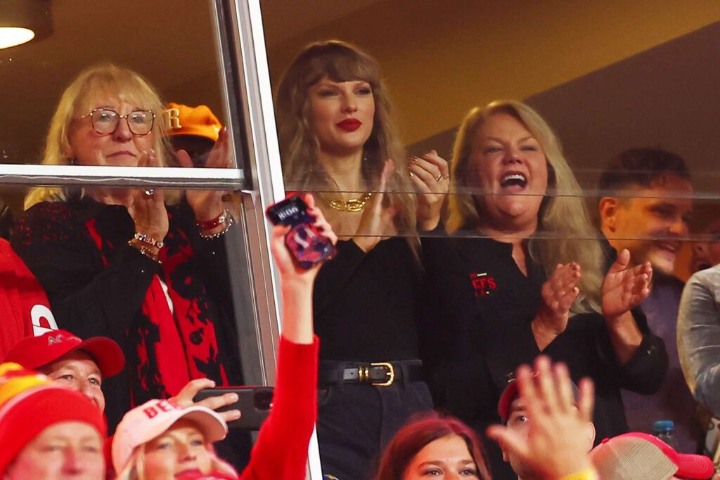 Images Leaked: After Months Off The Radar, Taylor Swift & NFL Beau Spotted On Rare Public Date 1 Taylor Swift with her mom, Andrea Swift, and Travis' mom, Donna Kelce
